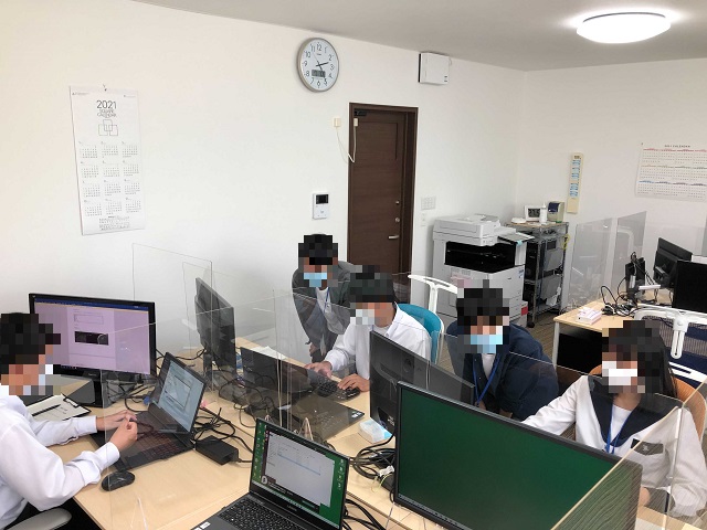 C言語演習問題に取り組む風景3