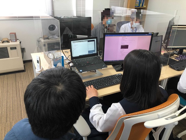 C言語演習問題に取り組む風景5