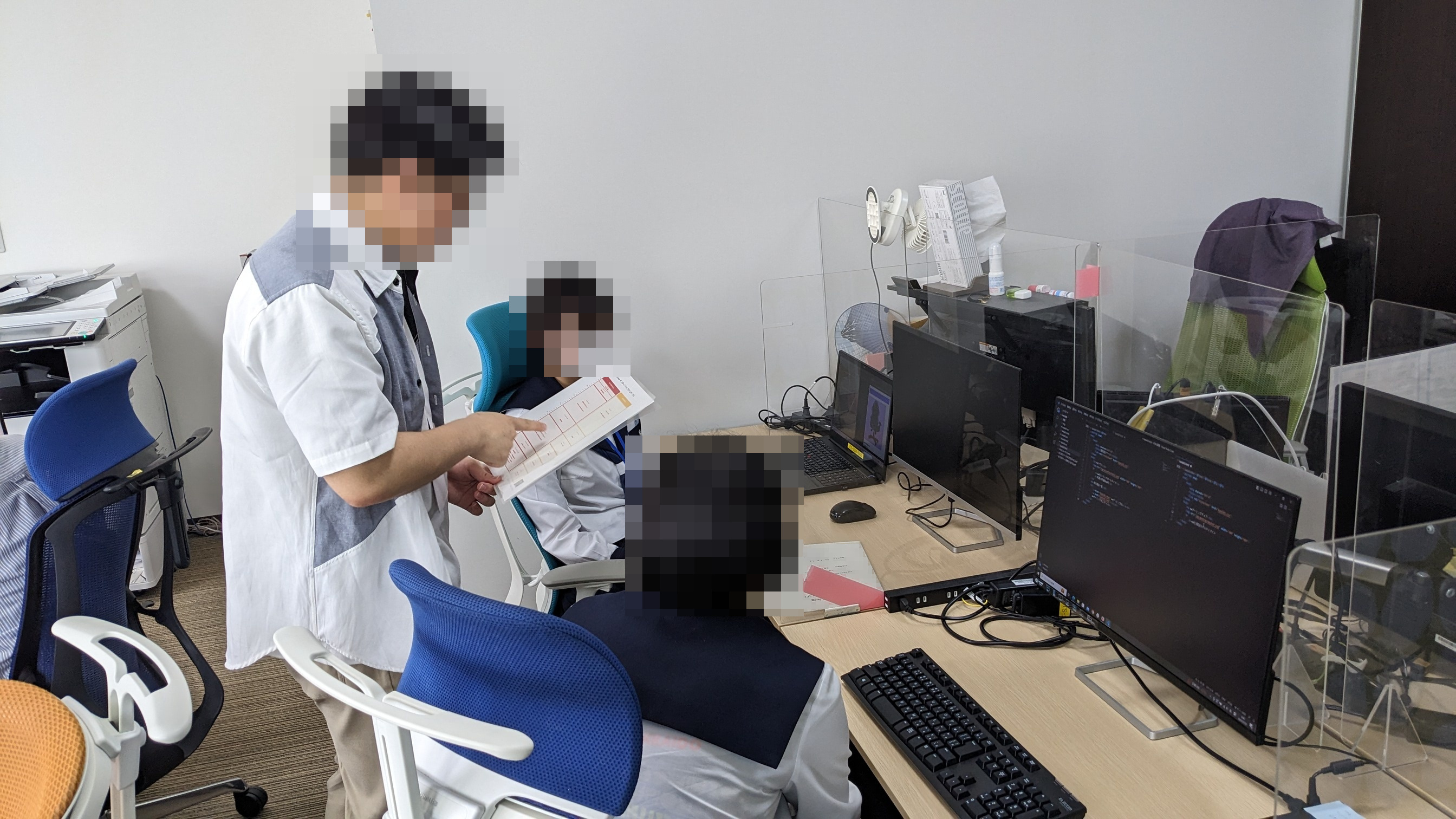 HTMLでの自己紹介ページ作成中の風景